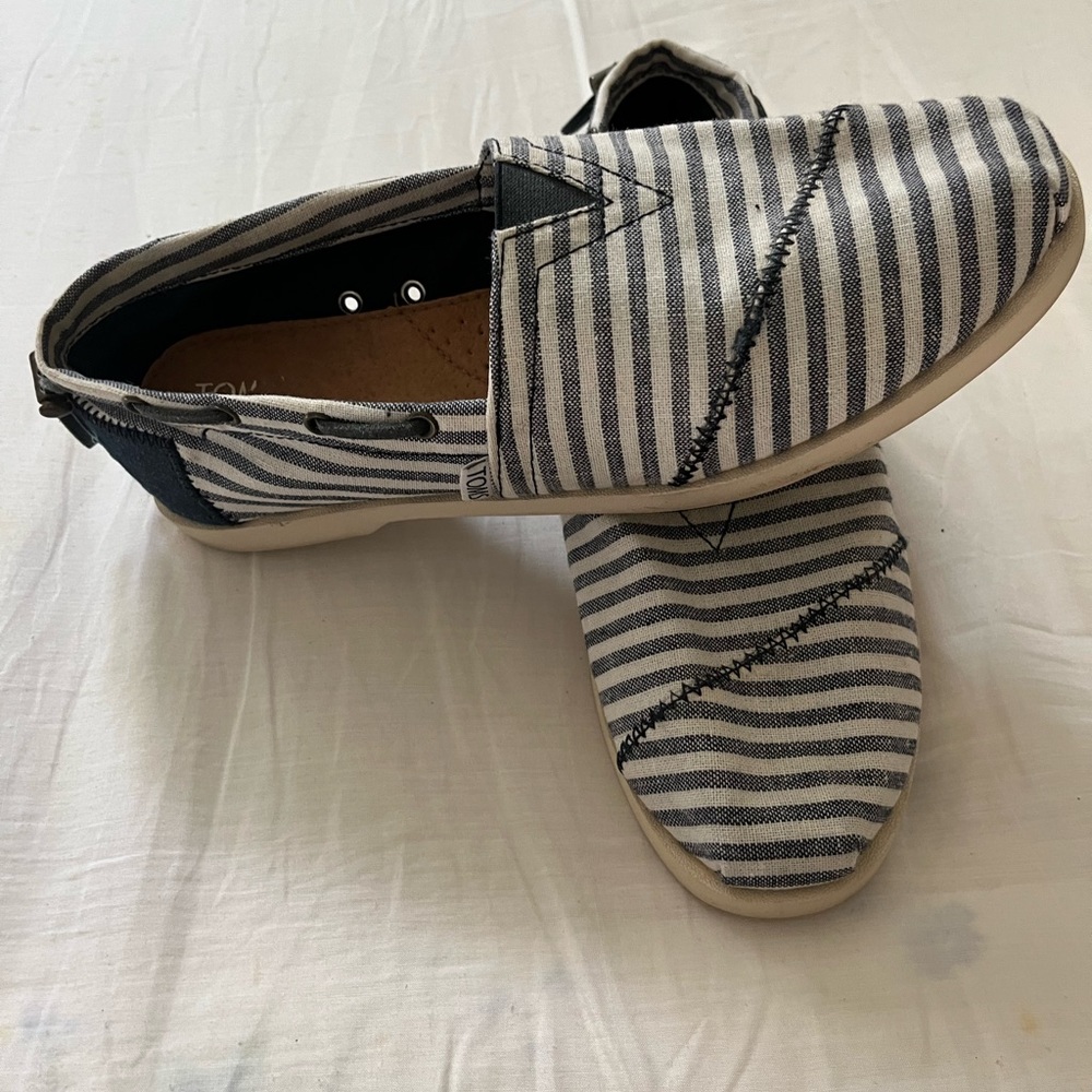 Tom’s Women’s size 8.5 canvas slip-on shoes.